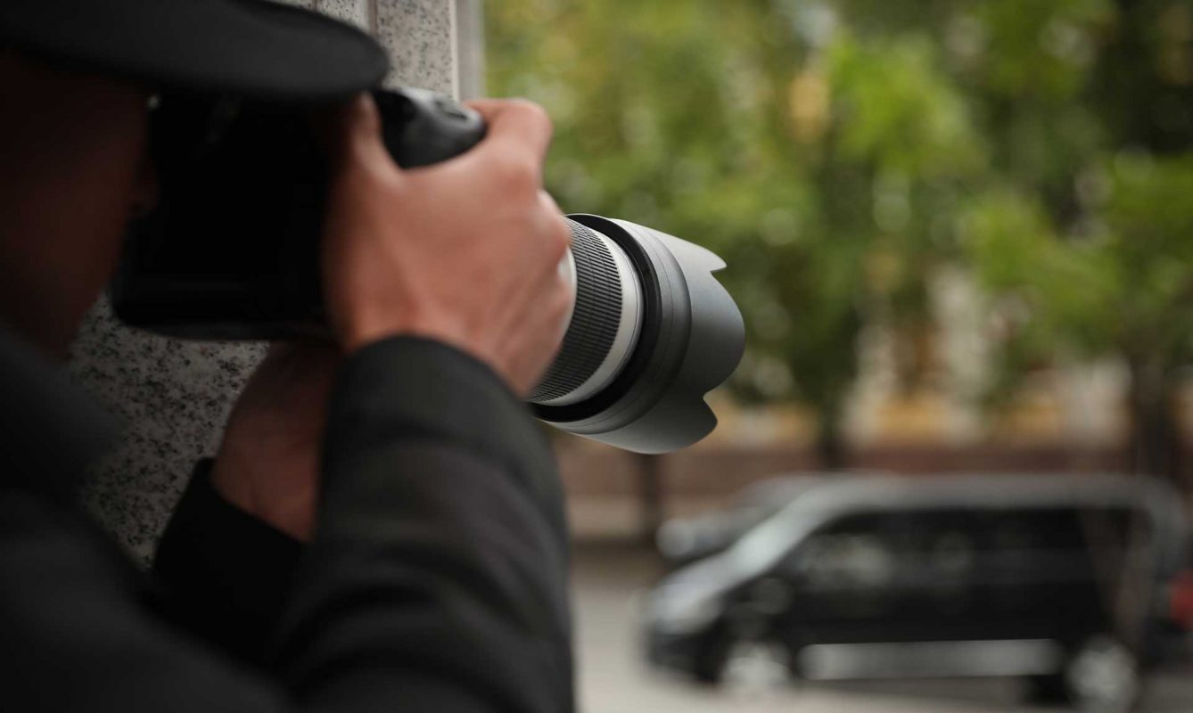 Détective privé agréé de l'agence Detective Investigation réalisant une mission de filature discrète à Charleroi dans le Hainaut pour le recueil de preuves légales